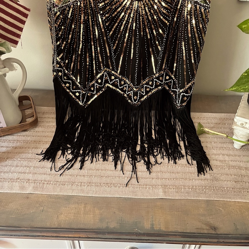 Babeyond 1920s Inspired Elegant Black and Gold Midi Flapper Dress - Picture 5 of 12